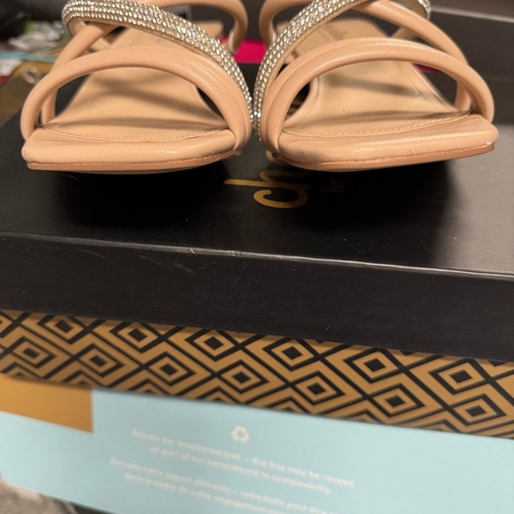 Charles David Fusion Elegant Beige and Silver Women's Sandals Heels SZ 9 NIB - Picture 7 of 8